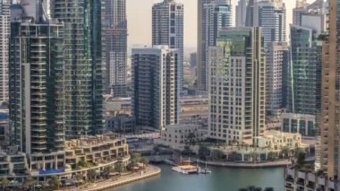 Dubai Yat Limanı mesire ve yüzen ile kanal güzel hava görünümünü yatlar ve gün batımından önce Dubai, BAE tekneler.