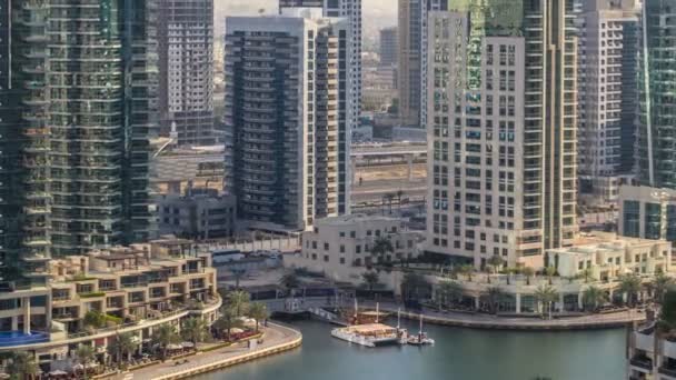 Letecký pohled promenáda Dubai Marina a kanál s plovoucí jachty a čluny před západem slunce v Dubaji, Spojené arabské emiráty. — Stock video