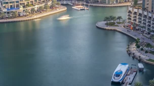 Luxury Dubai Marina canal com barcos que passam e calçadão timelapse, Dubai, Emirados Árabes Unidos — Vídeo de Stock