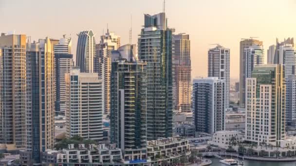 Вид с воздуха на набережную Dubai Marina и канал с плавающими яхтами и лодками перед закатом в Дубае, ОАЭ . — стоковое видео