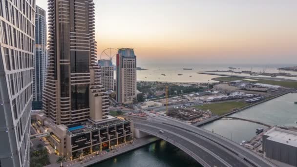 JBR e Dubai marina dopo il tramonto aereo giorno a notte timelapse — Video Stock