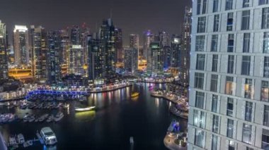 Geçen tekneler ve mesire gece timelapse, Dubai, Birleşik Arap Emirlikleri ile lüks Dubai Yat Limanı Kanal
