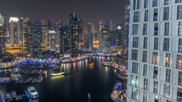 Luxus Dubai Marina Kanal mit vorbeifahrenden Booten und Promenade Nacht Zeitraffer, Dubai, Vereinigte Arabische Emirate — Stockvideo