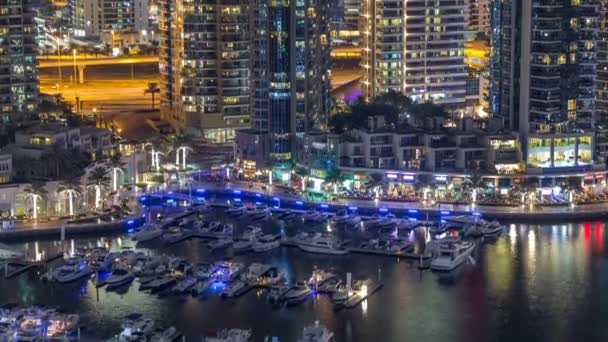 豪華なドバイ マリーナ運河のボートや遊歩道夜のタイムラプス、ドバイ、アラブ首長国連邦 — ストック動画