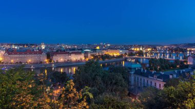 Akşam Panorama Prag Vltava Nehri ve Prag köprüler gün gece geçiş timelapse için. Hanavsky Pavilion üstten görünüm