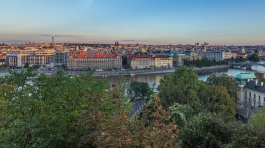 Gün batımı Panorama Prag Prag köprüler timelapse ve Wenceslas ile akşam. Sıcak turuncu ışık. Hanavsky Pavilion üstten görünüm