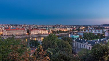 Akşam Panorama Prag Vltava Nehri ve Prag köprüler gün gece geçiş timelapse için. Hanavsky Pavilion üstten görünüm