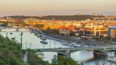Vltava Nehri ve köprüler Rating akşam timelapse, Prag ile hava gün batımı manzarası. Tekneler amd gemi su üzerinde yüzer. Sıcak turuncu ışık. Hanavsky Pavilion üstten görünüm