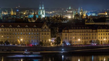 Gece Panorama Prag Vltava Nehri timelapse ile. Işıklı waterfront. Kuleleri ve kuleler eski şehirde. Hanavsky Pavilion üstten görünüm