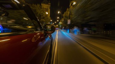 Araba, gece sokakları timelapse hyperlapse drivelapse, hızlı hızlı hareket ediyor. Mevsimlik yol araba yüksek hızda yansıtıyordu. Prag, Çek