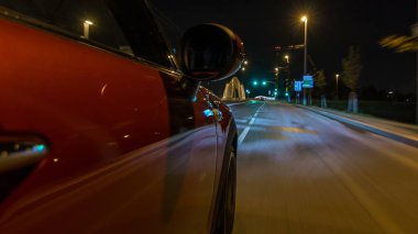 Araba, gece sokakları timelapse hyperlapse drivelapse, hızlı hızlı hareket ediyor. Mevsimlik yol araba yüksek hızda yansıtıyordu. Prag, Çek