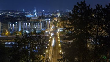 Cechuv Köprüsü ile gece trafik Letenske Bahçe timelapse havadan görünümden. Panorama ile tarihi kent merkezine ve Vltava Nehri'nin parçası. Prague, Çek Cumhuriyeti