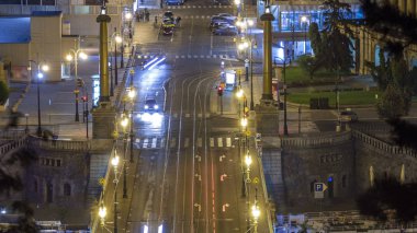 Cechuv Köprüsü ile gece trafik Letenske Bahçe timelapse havadan görünümden. Panorama ile tarihi kent merkezine ve Vltava Nehri'nin parçası. Prague, Çek Cumhuriyeti