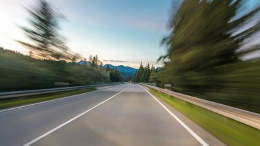 Avusturya, bir güzel sonbahar günü timelapse hyperlapse drivelapse Alpler'de asfalt yolda sürücü. Orman ve dağlar akşam