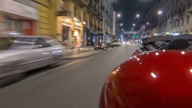 Araba, gece avenue timelapse hyperlapse drivelapse, hızlı hızlı hareket ediyor. Mevsimlik yol araba yüksek hızda yansıtıyordu. Milano, İtalya