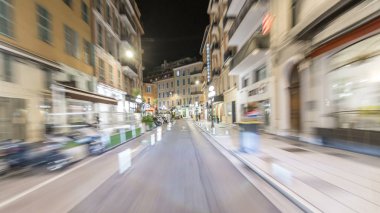 Güzel timelapse hyperlapse drivelapse, Fransa gece sokakta sürüş. Yolun Promenade ışıklı ve diğer yerler