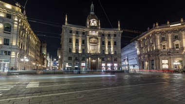 Piazza Cordusio (Cordusio kare) şehir gece trafik timelapse hyperlapse önemli bir ticari meydanında ve diğer ünlü binalar arasında Assicurazioni Generali Sarayı ev sahipliği yapan.
