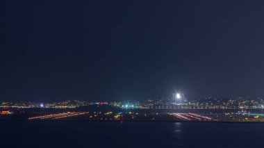 Havadan görünümü Güney Fransa timelapse Nice Havaalanı. Açılış ve parlak ışıklar yerleştireceğini kalktıktan uçaklar