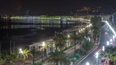 Gece güzel timelapse, Fransa hava Panoraması. Old Town ışıklı küçük sokakları ve waterfront. Trafik yol görünümünde yukarıdan