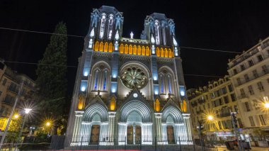 Basilique Notre-Dame de l Assomption Avenue Jean Médecin timelapse hyperlapse Nice, Fransa'da bulunan gece. Fransa ve Alpes-Maritimes departmanı başkenti beşinci en kalabalık şehri güzel.
