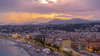 Panorama güzel şehir ve Akdeniz deniz hava gün gece geçiş timelapse için üzerinde. Bay of Angels ile dramatik gökyüzü kale açısından, Cote d'Azur, French Riviera, Fransa