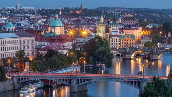 Vista Aérea Noturna Rio Vltava Pontes Iluminadas Com Trânsito Dia — Fotografia de Stock