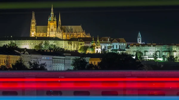 Pražský Hrad Noci Osvětlené Nad Řeky Vltavy Dopravní Trasy Timelapse — Stock fotografie