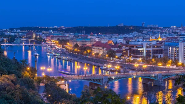 Luftaufnahme Der Moldau Und Beleuchteten Brücken Mit Tag Nacht Übergangszeit — Stockfoto