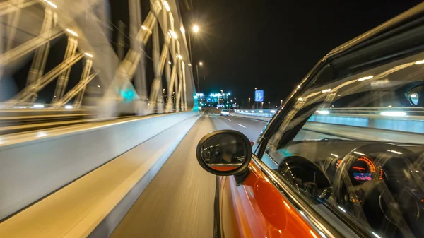 車は夜の通りタイムラプス Hyperlapse Drivelapse で高速の速度で移動します ライトと Blured 道路は 高速で車から反映されます プラハ チェコ — ストック写真