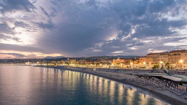 尼斯城市和地中海的海滨 从过渡到晚上经过时间 法国里维埃拉 阿祖尔角 从长廊带着戏剧性的天空 在水中反射 — 图库照片