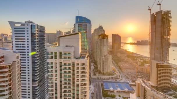 Jbr en Dubai marina bij zonsondergang luchtfoto timelapse — Stockvideo