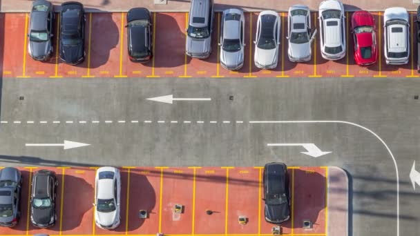 Парковка для автомобилей, вид сверху, вид с воздуха — стоковое видео