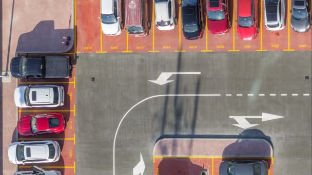 Tempat parkir mobil dilihat dari atas timelapse, pandangan udara — Stok Video