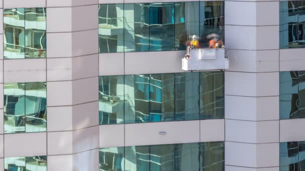 Las arandelas lavan las ventanas del moderno timelapse de rascacielos — Vídeos de Stock