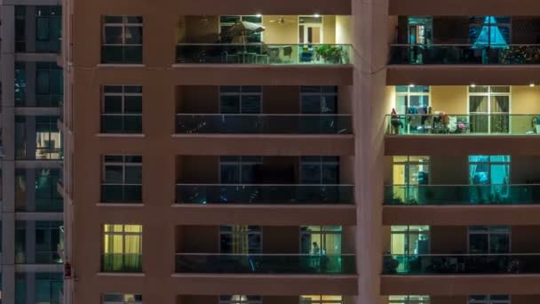 Finestre Luminose Multipiano Moderno Edificio Residenziale Vetro Illuminano Notte Timelapse — Video Stock