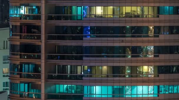 Çok öykülü modern cam konut içinde parlayan pencere eşiği ışık gece timelapse binanın.... — Stok video
