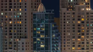 Çok öykülü modern cam konut içinde parlayan pencere eşiği ışık gece timelapse binanın....