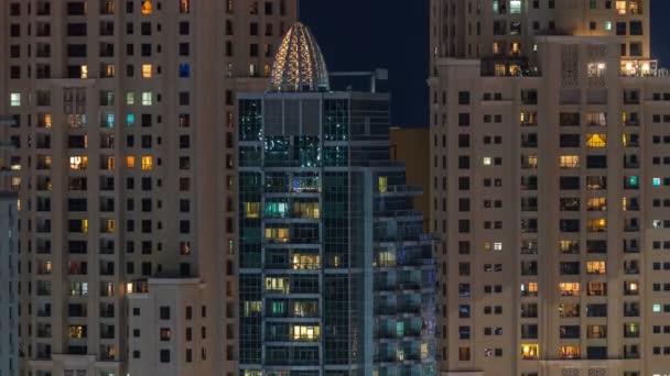 Finestre luminose in multipiano moderno edificio residenziale in vetro si illuminano di notte timelapse . — Video Stock