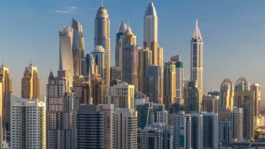 Dubai Yat Limanı gökdelenler sunrise Jlt gelen Dubai timelapse, Birleşik Arap Emirlikleri hava en iyi manzaraya.