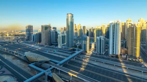 Dubai Marina rascacielos vista aérea al amanecer desde JLT en Dubai timelapse, Emiratos Árabes Unidos . — Vídeo de stock