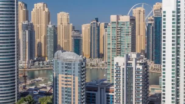 Dubai Marina wieżowce top ptaka o rano od Jlt w timelapse Dubai, Zjednoczone Emiraty Arabskie. — Wideo stockowe