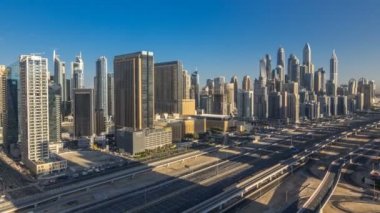 Dubai Yat Limanı gökdelenler Jlt üzerinden sabah Dubai timelapse, Birleşik Arap Emirlikleri hava en iyi manzaraya.