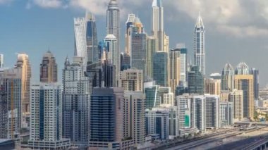 Dubai Yat Limanı gökdelenler Jlt bulutlar içinde Dubai timelapse, Birleşik Arap Emirlikleri ile'deki hava üstten görünüm.