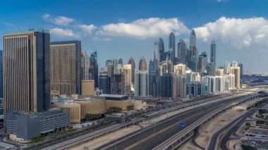Dubai Yat Limanı gökdelenler Jlt bulutlar içinde Dubai timelapse, Birleşik Arap Emirlikleri ile'deki hava üstten görünüm.