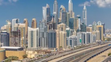 Dubai Yat Limanı gökdelenler Jlt bulutlar içinde Dubai timelapse, Birleşik Arap Emirlikleri ile'deki hava üstten görünüm.