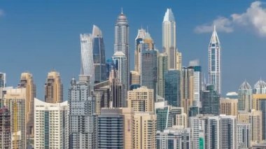 Dubai Yat Limanı gökdelenler Jlt bulutlar içinde Dubai timelapse, Birleşik Arap Emirlikleri ile'deki hava üstten görünüm.