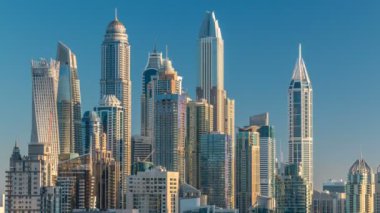 Dubai Yat Limanı gökdelenler Jlt üzerinden sabah Dubai timelapse, Birleşik Arap Emirlikleri hava en iyi manzaraya.