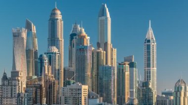Dubai Yat Limanı gökdelenler hava en iyi manzaraya Dubai timelapse, BAE, Jlt dan gündoğumu. Modern kule uzun gölgeler aşağıya taşınması ve Şeyh zayed yolu üzerinde trafik ile.