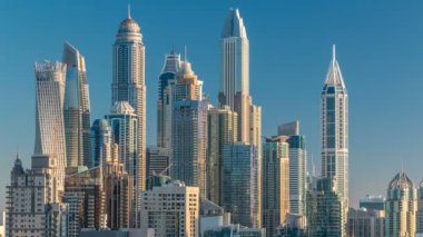 Dubai Yat Limanı gökdelenler Jlt üzerinden sabah Dubai timelapse, Birleşik Arap Emirlikleri hava en iyi manzaraya.