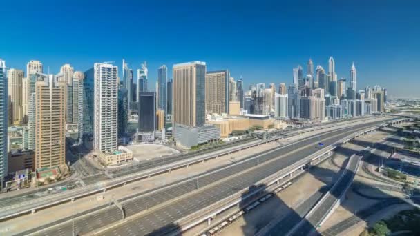 Небоскребы Dubai Marina в течение всего дня будут иметь вид сверху с самолета JLT в Дубае, ОАЭ . — стоковое видео